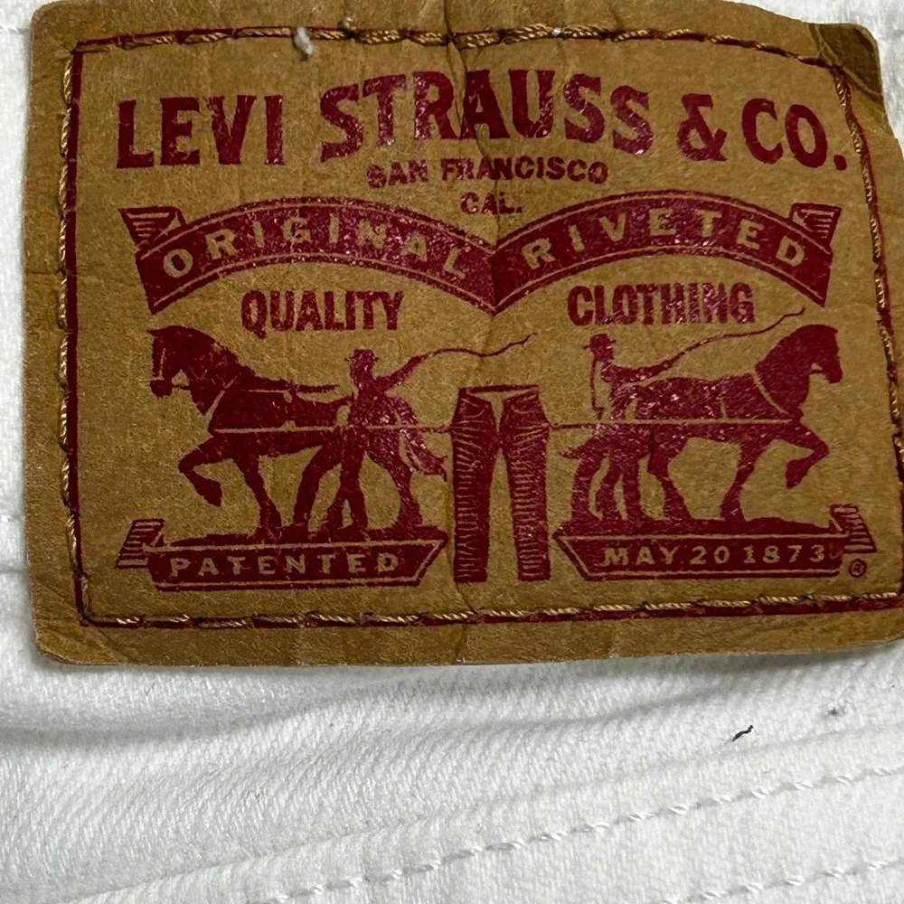 Levi's Jeans Womens Size 4 White Classic Straight Leg Mid Rise Denim Pants